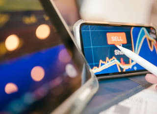 Trader διαφόρων αγορών που εξετάζει δυνατότητες Bitcoin Ethereum και συναλλάγματος